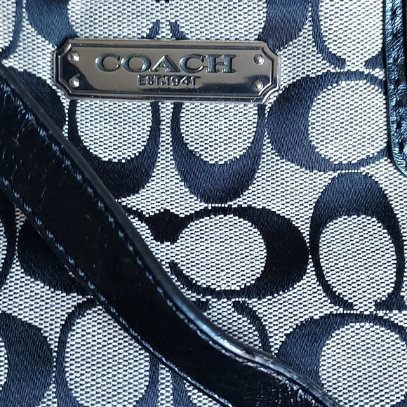 Coach Gallery Signature Tote w/ a Wristlet (RARE) - Picture 5 of 17